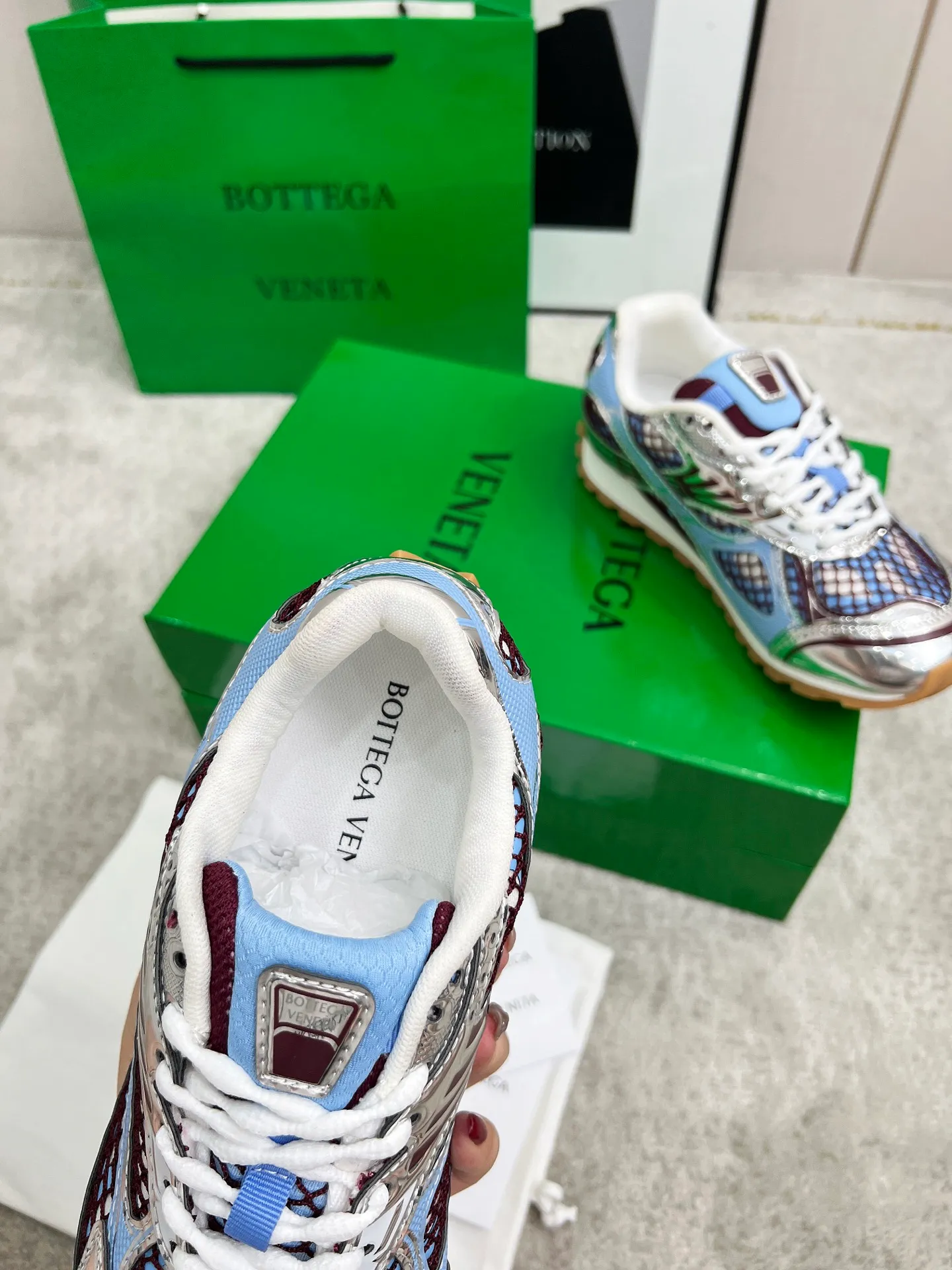 P540. Top version (couples model) Bottega Veneta Bottega Veneta 23ss autumn and winter show BV Orbit sneakers Wang Yibo's same style couples casual shoes dad shoes! Runner sneakers! Original purchase and development!  Made of original lightweight technical mesh fabric, the same as the original version! The process is complicated!  Paired with a rubber outsole designed with a geometric pattern, the high version of the Wang Zha series is actually much taller, but the legs still look slim. Very nice. Durable and playable, standard and version-matching shoe package technology, look for high-end versions. The original outsole is exclusively molded, and the color-blocked TPU outsole is used. The material and weight are the same as the original!  Size: #Female 35-41 (40 and 41 customized sizes are non-refundable) Male 39-45 (45 size customized are non-returnable and exchangeable)